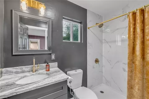 Bath - 724 Hemlock Ave, Hampton, VA 23661 photo 1 of 2