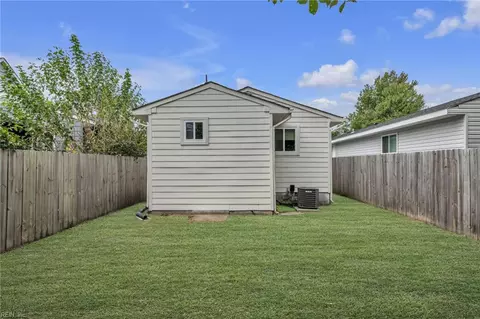 Exterior - 724 Hemlock Ave, Hampton, VA 23661 photo 5 of 12