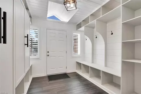 Entry Way - 14 Eagle Point Rd, Hampton, VA 23669 photo 4 of 5