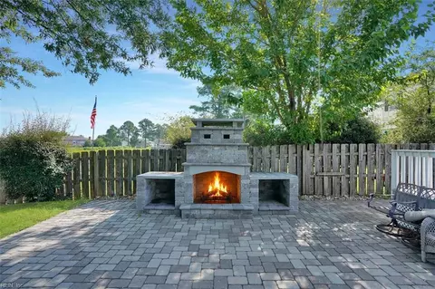 Exterior - 14 Eagle Point Rd, Hampton, VA 23669 photo 2 of 7