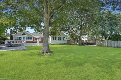 Exterior - 14 Eagle Point Rd, Hampton, VA 23669 photo 4 of 7
