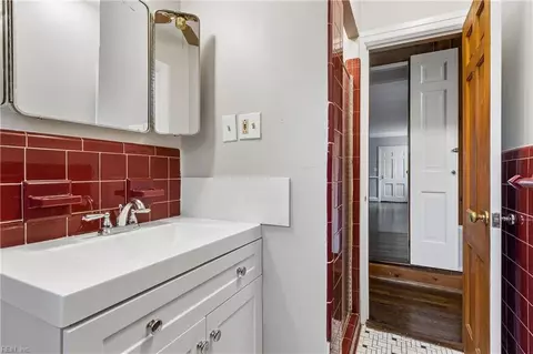 Bath - 2401 Chesapeake Ave, Hampton, VA 23661 photo 2 of 3