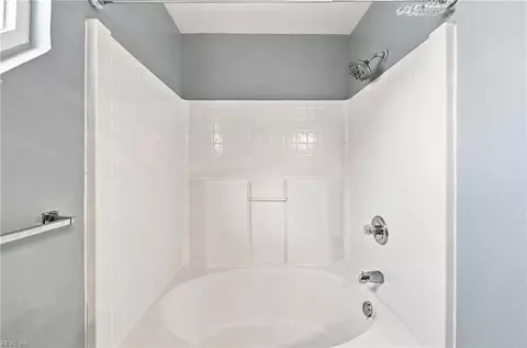 Bath - 52 Locksley Dr, Hampton, VA 23666 photo 5 of 7