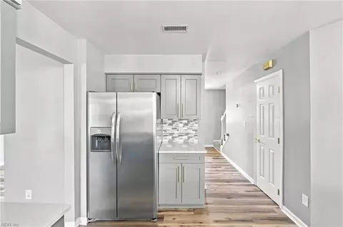 Entry Way - 52 Locksley Dr, Hampton, VA 23666 photo 4 of 6