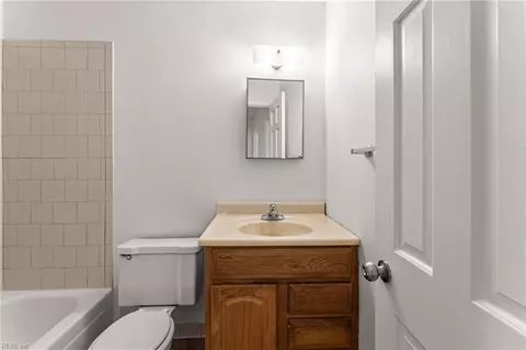 Bath - 1 Garrett Dr, Hampton, VA 23669 photo 3 of 4