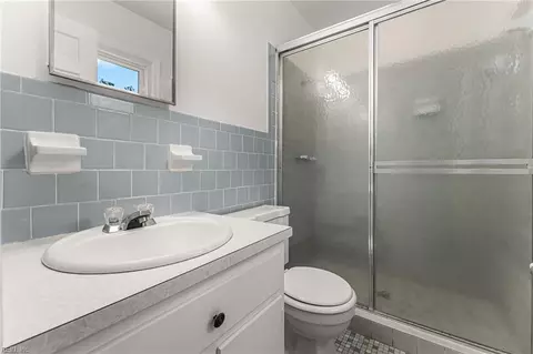 Bath - 1 Garrett Dr, Hampton, VA 23669 photo 4 of 4