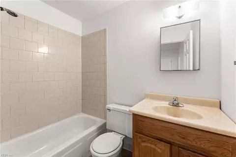 Bath - 1 Garrett Dr, Hampton, VA 23669 photo 2 of 4