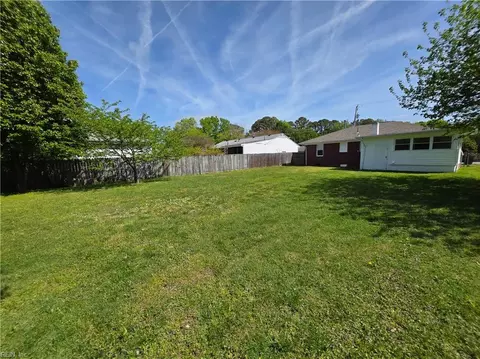 Exterior - 303 Dover Rd, Hampton, VA 23666 photo 6 of 7
