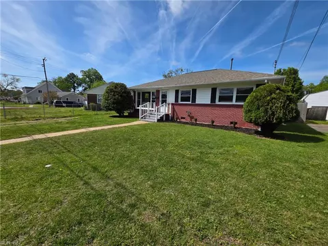 Exterior - 303 Dover Rd, Hampton, VA 23666 photo 3 of 7