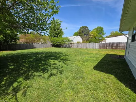 Exterior - 303 Dover Rd, Hampton, VA 23666 photo 5 of 7