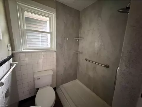 Bath - 165 Commodore Dr, Norfolk, VA 23503 photo 1 of 2