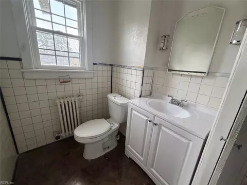 Bath - 165 Commodore Dr, Norfolk, VA 23503 photo 2 of 2