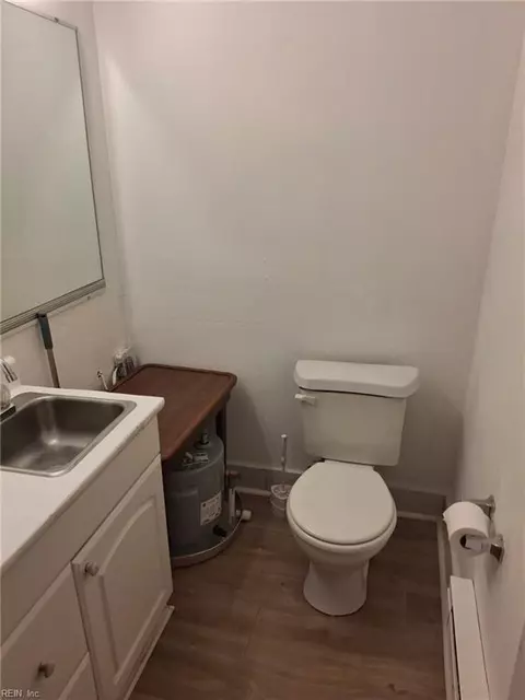 Bath - 27 E Mellen St, Hampton, VA 23663 photo 1 of 2