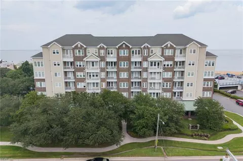 3800 Dupont Cir #206, Virginia Beach, VA 23455