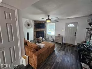 Entry Way - 3202 Clover Rd E, Chesapeake, VA 23321 photo 2 of 4