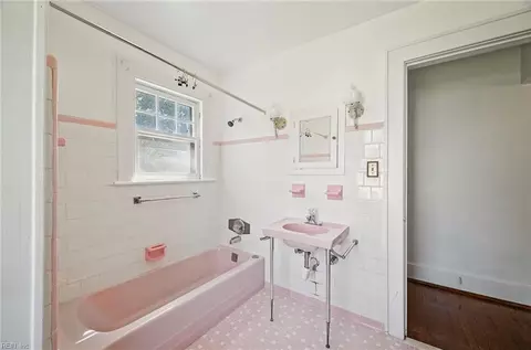 Bath - 154 Alleghany Rd, Hampton, VA 23661 photo 2 of 3