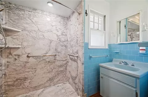 Bath - 154 Alleghany Rd, Hampton, VA 23661 photo 3 of 3