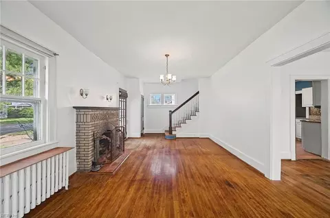 Living - 154 Alleghany Rd, Hampton, VA 23661 photo 2 of 6
