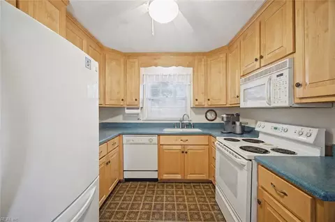 Kitchen - 6 Redman Ct, Hampton, VA 23669 photo 2 of 2