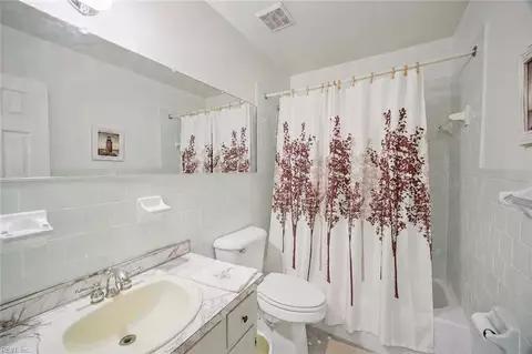 Bath - 6 Redman Ct, Hampton, VA 23669 photo 2 of 2