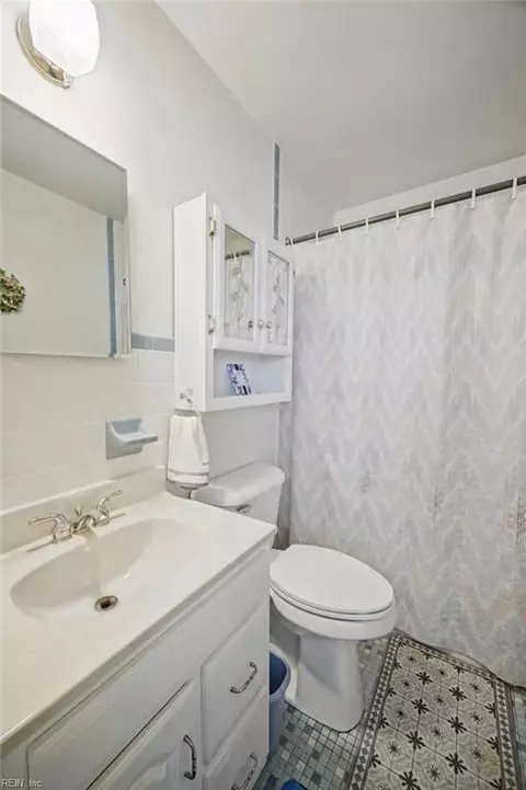 Bath - 6 Redman Ct, Hampton, VA 23669 photo 1 of 2