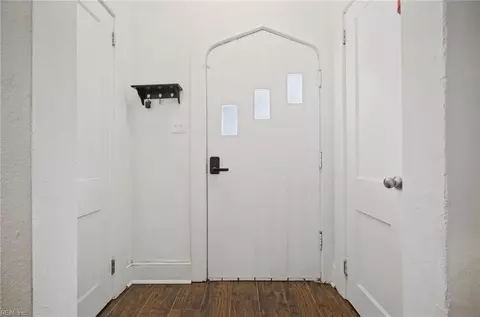 Entry Way - 1129 Hazel Ave, Chesapeake, VA 23325 photo 1 of 6
