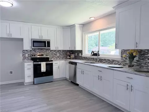 Kitchen - 10 C C Spaulding Dr, Hampton, VA 23666 photo 2 of 3