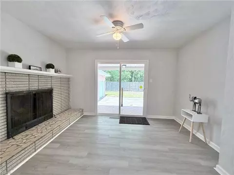 Living - 10 C C Spaulding Dr, Hampton, VA 23666 photo 4 of 7