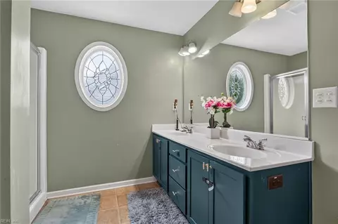 Bath - 67 Manilla Ln, Hampton, VA 23669 photo 2 of 4