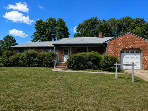 3 Mary Cir, Poquoson, VA 23662