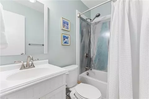 Bath - 8 Cantamar Ct, Hampton, VA 23664 photo 2 of 4