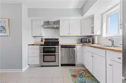 Kitchen - 8 Cantamar Ct, Hampton, VA 23664 photo 3 of 7