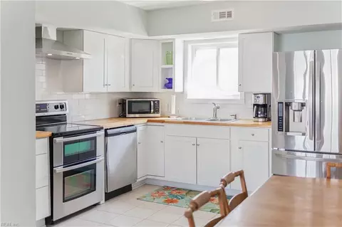 Kitchen - 8 Cantamar Ct, Hampton, VA 23664 photo 4 of 7