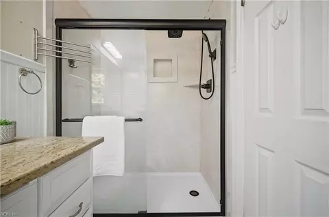 Bath - 8046 E Glen Road Rd, Norfolk, VA 23505 photo 3 of 3