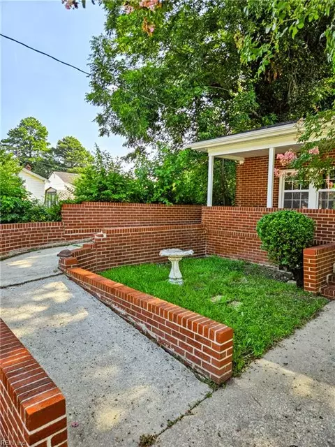 Exterior - 118 Walnut St, Suffolk, VA 23434 photo 4 of 9