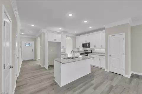 Entry Way - 4873 Beamon Rd, Norfolk, VA 23513 photo 5 of 9