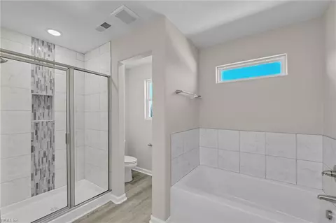 Bath - 4873 Beamon Rd, Norfolk, VA 23513 photo 3 of 4