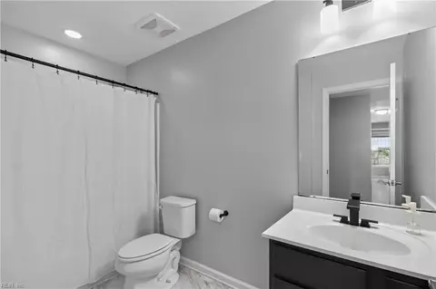 Bath - 335 Spring Hill Pl, Smithfield, VA 23430 photo 1 of 2
