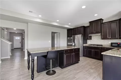Entry Way - 335 Spring Hill Pl, Smithfield, VA 23430 photo 3 of 11