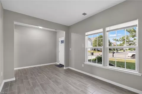 Entry Way - 335 Spring Hill Pl, Smithfield, VA 23430 photo 2 of 11
