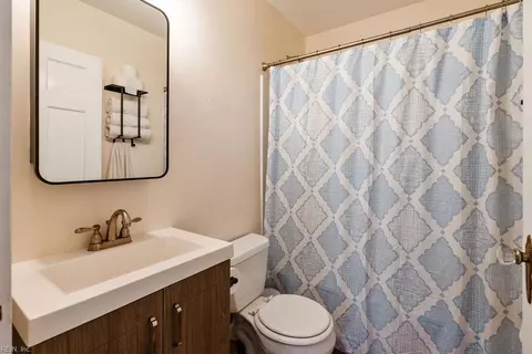 Bath - 40 Pear Ave, Hampton, VA 23661 photo 1 of 5