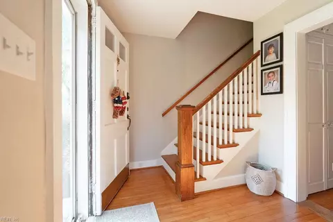 Entry Way - 40 Pear Ave, Hampton, VA 23661 photo 1 of 8