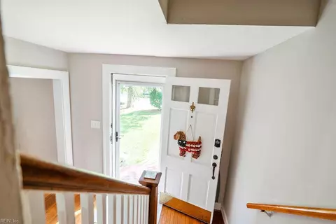 Entry Way - 40 Pear Ave, Hampton, VA 23661 photo 5 of 8