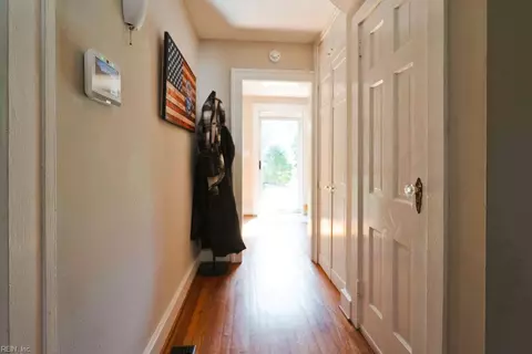 Entry Way - 40 Pear Ave, Hampton, VA 23661 photo 4 of 8