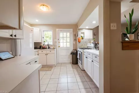 Entry Way - 40 Pear Ave, Hampton, VA 23661 photo 2 of 8