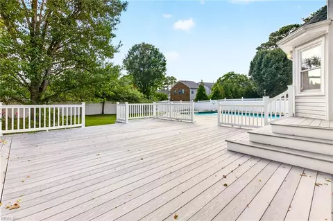 Exterior - 619 Bartell Dr, Chesapeake, VA 23322 photo 8 of 14