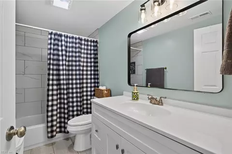 Bath - 1919 Seward Dr, Hampton, VA 23663 photo 2 of 2