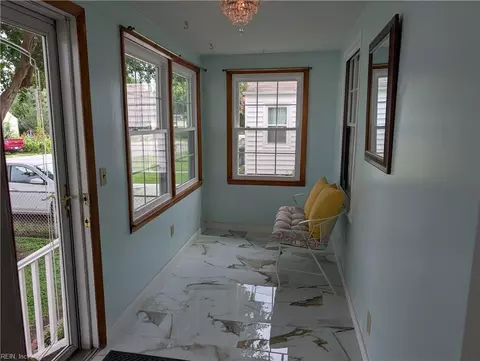 Entry Way - 14 Plaza Dr, Hampton, VA 23669 photo 1 of 2