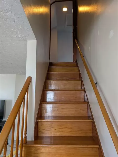 Entry Way - 14 Plaza Dr, Hampton, VA 23669 photo 2 of 2