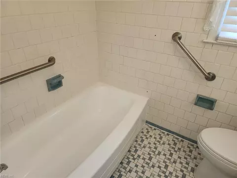 Bath - 809 Burton St, Hampton, VA 23666 photo 3 of 5